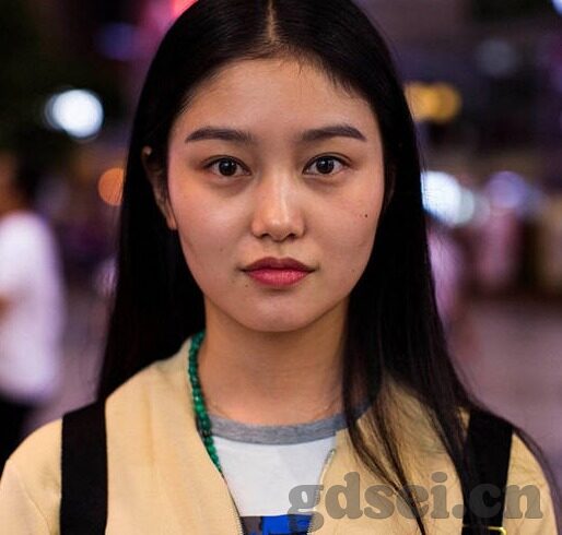 人妻自拍偷拍-家庭镜头下的温柔瞬间，人妻自拍与偷拍的艺术